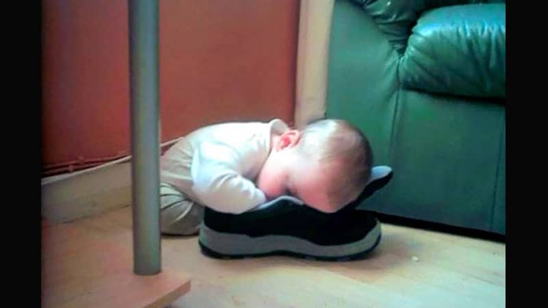 Foto-foto Bayi Lucu - Tidur di Sepatu