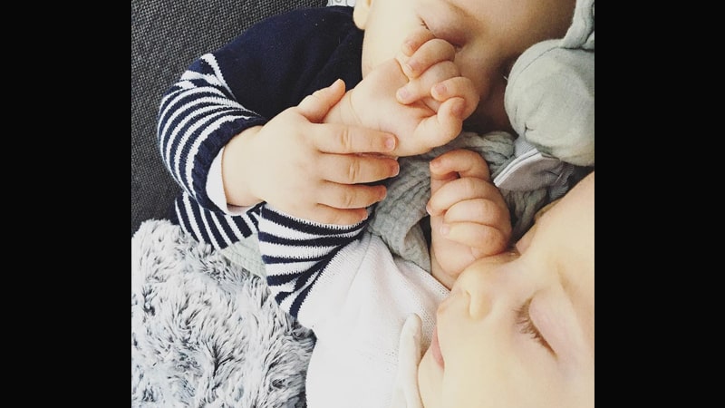 Foto-foto Bayi Lucu - Bayi Kembar Pegang Tangan