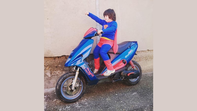 Foto Anak-Anak Lucu - Superman Naik Motor