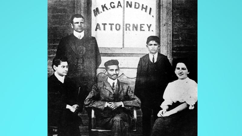 Biografi Mahatma Gandhi - Bersama Rekan Pengacara di Afrika Selatan