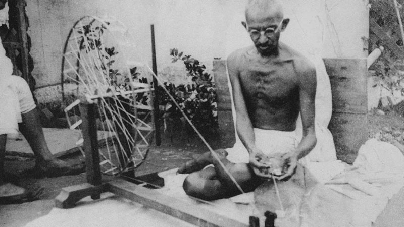 Biografi Mahatma Gandhi - Sedang Menenun Benang