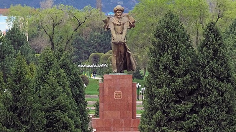 Biografi Al Farabi - Patung di Kazakhstan